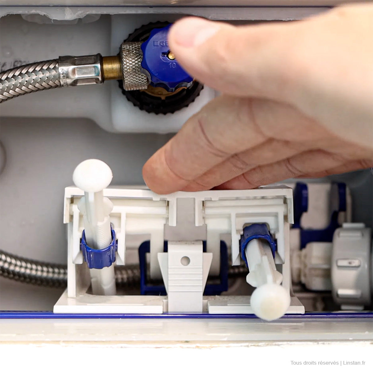 Installation du bloc support geberit 241.829.00.1 dans le réservoir up320