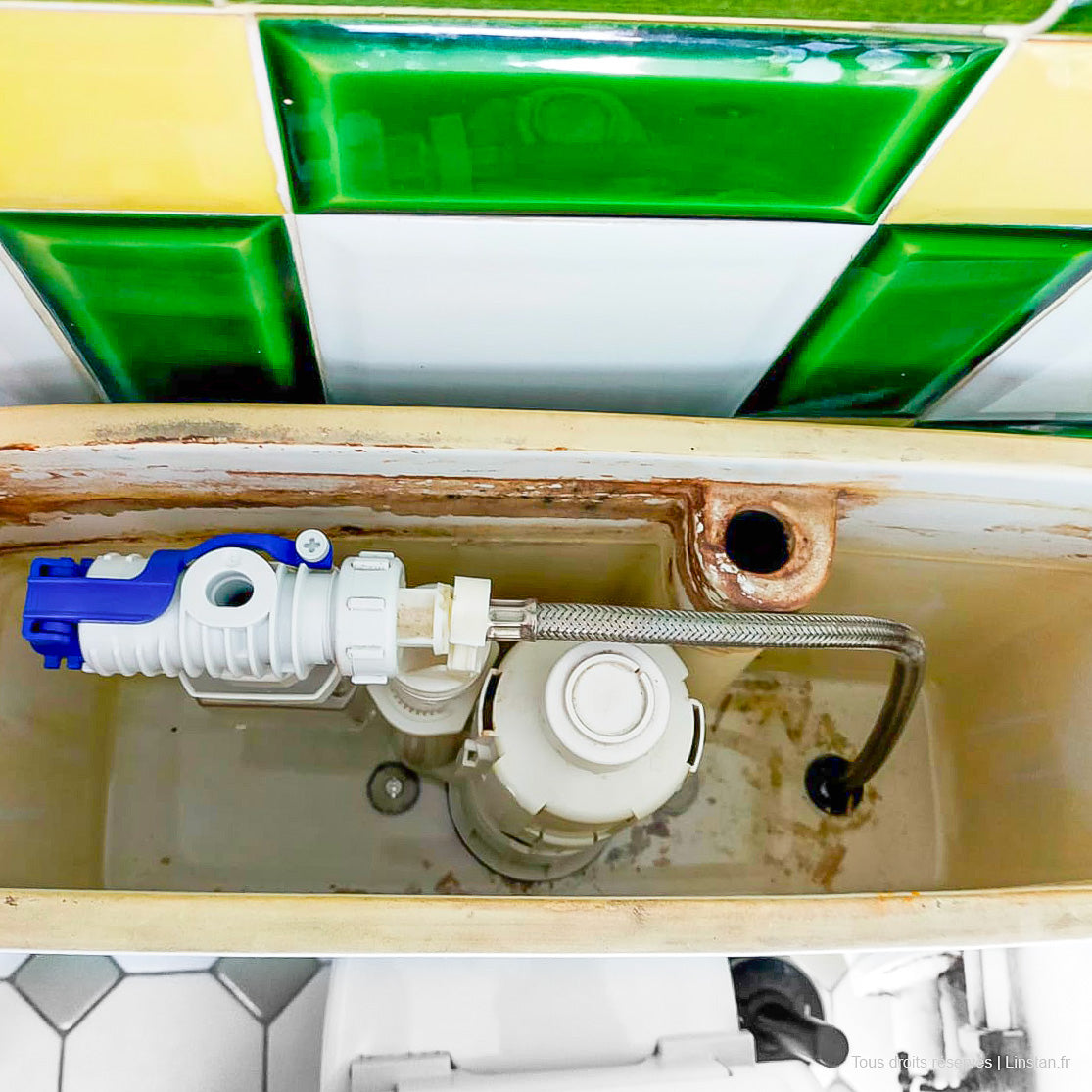 Mécanisme de chasse type 220 Geberit dans un réservoir Porcher Aspirambo