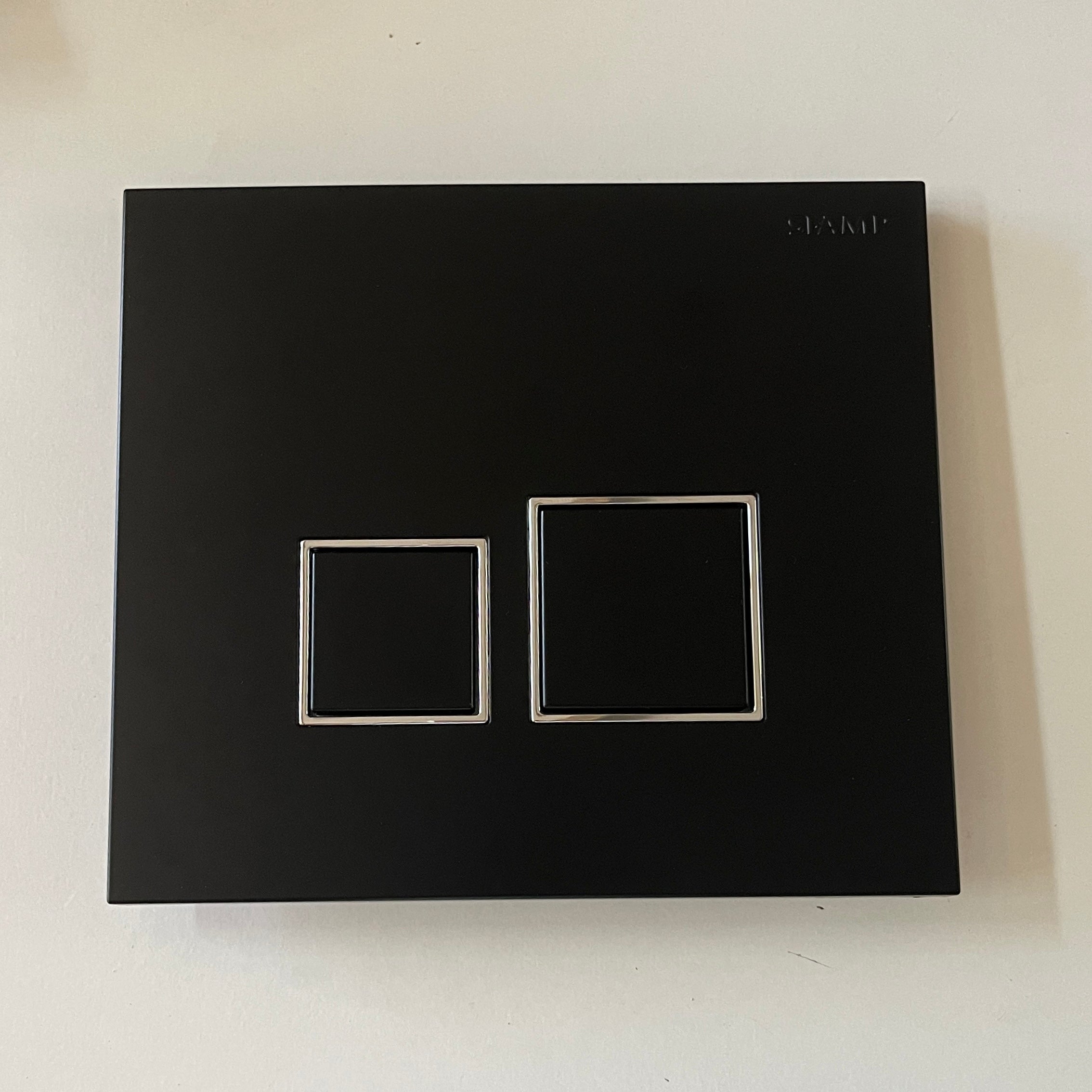 Quadratische Siamp-Bedienplatte | Art.-Nr.: 31 2041 10 | Mattschwarzes Finish / glänzende Chrom-Einsätze
