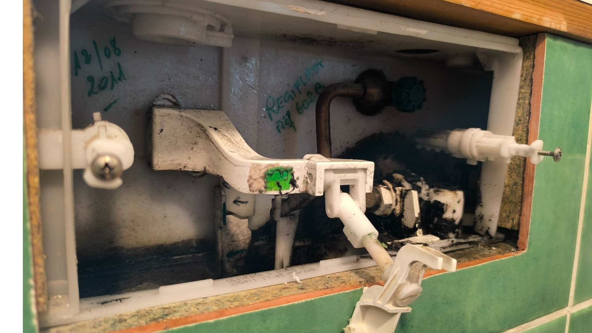 Les pièces détachées chasse d'eau du réservoir Eurofutura 600 version 2000 Regiplast OLI